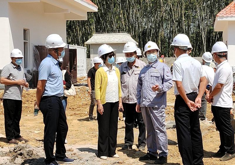 何琳到公司樂東萬沖鎮(zhèn)污水處理項目現場調研督導