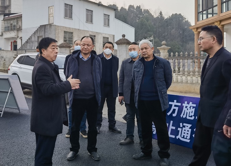 文春方、周鴻一行調(diào)研市政公司承建的“四好農(nóng)村路”項目