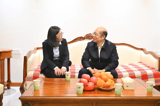 國(guó)務(wù)院國(guó)資委黨委委員、副主任譚作鈞看望慰問(wèn)中國(guó)化學(xué)“時(shí)代楷?！鼻褴娡炯覍? />
																					</a>	
										<div   id=